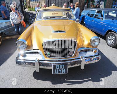 Faversham, Kent, Royaume-Uni. 21st mai 2023. Le festival annuel des transports dans la ville historique de Faversham, dans le Kent, a eu lieu ce week-end par beau temps chaud et ensoleillé, avec une gamme de superbes voitures classiques exposées pour les visiteurs. Crédit : James Bell/Alay Live News Banque D'Images