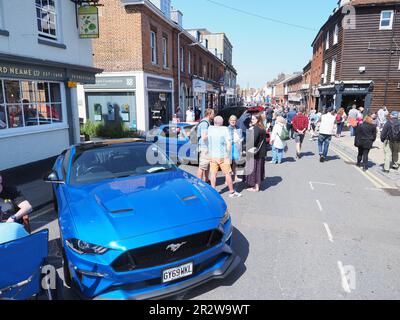 Faversham, Kent, Royaume-Uni. 21st mai 2023. Le festival annuel des transports dans la ville historique de Faversham, dans le Kent, a eu lieu ce week-end par beau temps chaud et ensoleillé, avec une gamme de superbes voitures classiques exposées pour les visiteurs. Crédit : James Bell/Alay Live News Banque D'Images