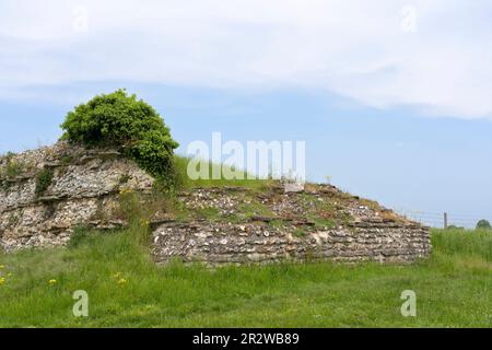 Partie de la porte sud de la ville romaine de Silchester avec des murs ruinés en flanelle habillée de marteau et pierre avec mortier de chaux. Angleterre Banque D'Images