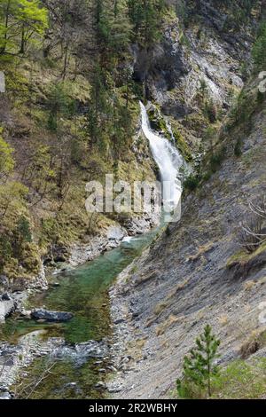 Vue imprenable sur le ruisseau de Negrone, s'élevant dans les Alpes liguriennes forme le fleuve Tanaro, région du Piémont, province de Cuneo, Italie Banque D'Images