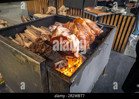 le jambon épais est grillé sur feu ouvert Banque D'Images