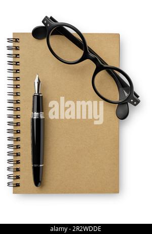 Carnet, stylo plume et lunettes, style rétro, isolé sur fond blanc Banque D'Images