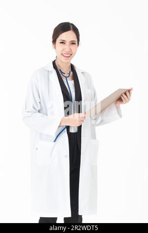 Portrait confiante asiatique femme médecin et sa main tient le dossier moyen tourné isolé sur fond blanc. Banque D'Images