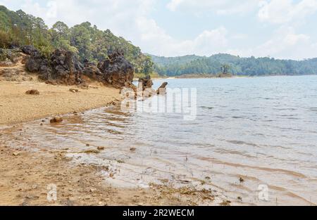 Les superbes lacs bleu profond du parc national des lacs Montebello à Chiapas, Mexique Banque D'Images