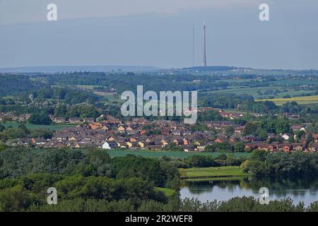 Vue sur la tour Arqiva et l'émetteur temporaire d'Emley Moor dans le West Yorkshire. Prise du château de Sandal à Wakefield Banque D'Images