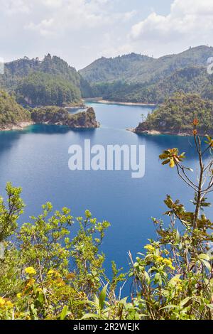 Les superbes lacs bleu profond du parc national des lacs Montebello à Chiapas, Mexique Banque D'Images