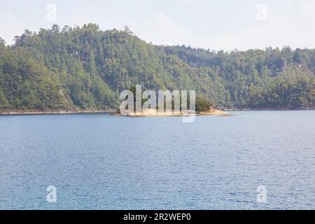 Les superbes lacs bleu profond du parc national des lacs Montebello à Chiapas, Mexique Banque D'Images