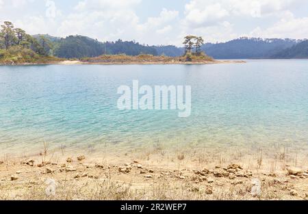 Les superbes lacs bleu profond du parc national des lacs Montebello à Chiapas, Mexique Banque D'Images