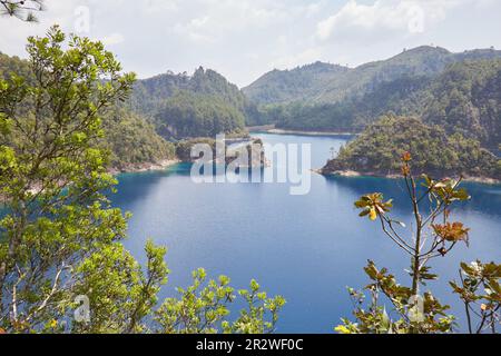 Les superbes lacs bleu profond du parc national des lacs Montebello à Chiapas, Mexique Banque D'Images