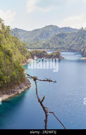 Les superbes lacs bleu profond du parc national des lacs Montebello à Chiapas, Mexique Banque D'Images