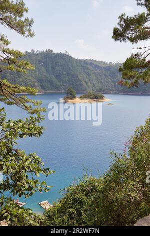 Les superbes lacs bleu profond du parc national des lacs Montebello à Chiapas, Mexique Banque D'Images