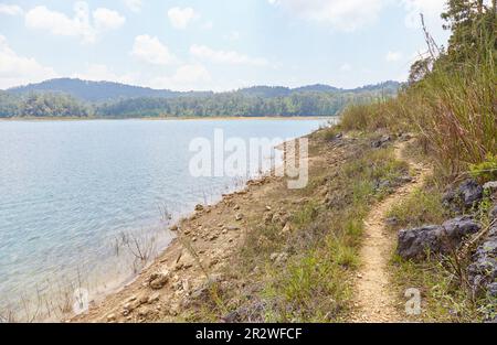 Les superbes lacs bleu profond du parc national des lacs Montebello à Chiapas, Mexique Banque D'Images