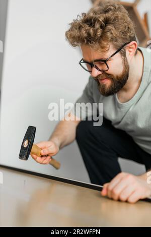 Portrait de l'homme assemblant des meubles. Faites-le vous-même assemblage de meubles à la maison Banque D'Images