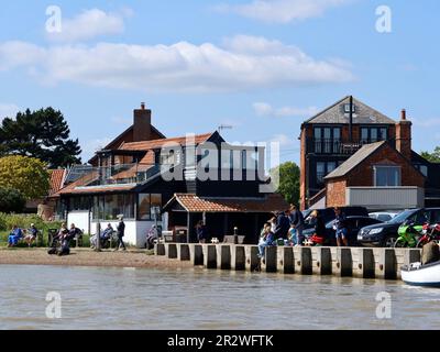 Orford, Suffolk - 21 mai 2023 : excursion en bateau sur le fleuve ADLE depuis le quai d'Orford. Il y a beaucoup de gens qui profitent du soleil. Banque D'Images