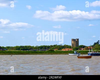 Orford, Suffolk - 21 mai 2023 : excursion en bateau sur le fleuve ADLE depuis le quai d'Orford. Château d'Orford au loin. Banque D'Images