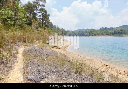 Les superbes lacs bleu profond du parc national des lacs Montebello à Chiapas, Mexique Banque D'Images