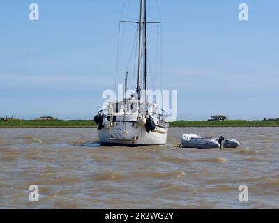 Orford, Suffolk - 21 mai 2023 : excursion en bateau sur le fleuve ADLE depuis le quai d'Orford. Bateau à voile amarré sur la rivière. Banque D'Images