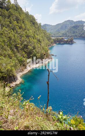 Les superbes lacs bleu profond du parc national des lacs Montebello à Chiapas, Mexique Banque D'Images