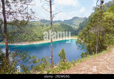 Les superbes lacs bleu profond du parc national des lacs Montebello à Chiapas, Mexique Banque D'Images