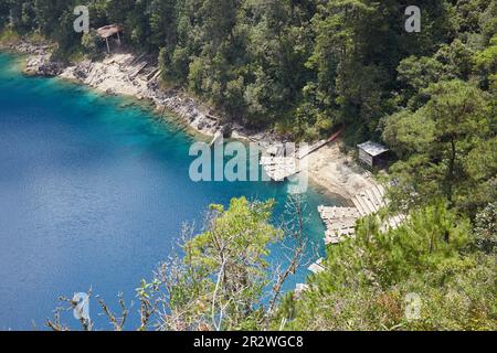 Les superbes lacs bleu profond du parc national des lacs Montebello à Chiapas, Mexique Banque D'Images