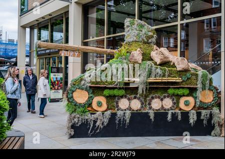 Londres, Royaume-Uni. 21st mai 2023. Dans le cadre de Chelsea à Bloom, un char Sherman composé de mousse et d'autres plantes arrive à l'extérieur du Musée national de l'Armée. Le réservoir basé sur celui du film Fury est juste en bas de la route de l'hôpital Royal Chelsea, la maison actuelle du Chelsea Flower Show. Crédit : Guy Bell/Alay Live News Banque D'Images