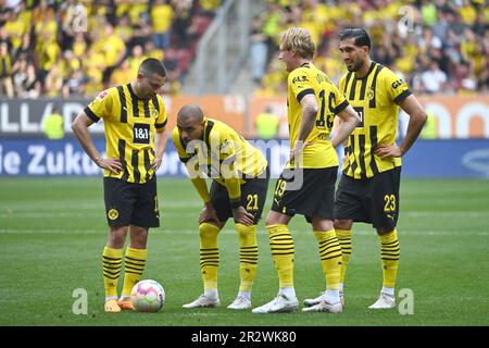 De gauche à droite : Raphaël Guerreiro (Borussia Dortmund), Donyell MALEN (Borussia Dortmund), Julian BRANDT (Borussia Dortmund), Emre CAN (Borussia Dortmund), à perte, action. Football 1st Bundesliga saison 2022/2023, 33rd match day, matchday33, FC Augsbourg - Borussia Dortmund on 21 mai 2023, WWK ARENA Augsbourg. ? Banque D'Images