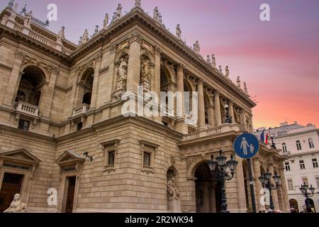 Opéra d'Etat, à Budapest, Hongrie au coucher du soleil. Opéra royal d'Etat hongrois Banque D'Images