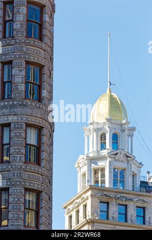 Deux d'une sorte: Beaux Arts monuments Bâtiment Flatiron et voisin en dôme d'or Sohmer Piano Company Bâtiment ont l'air bien ensemble. Banque D'Images