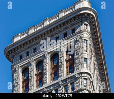 Le Flatiron Building est une icône de New York, qui se distingue par sa riche décoration en terre cuite ainsi que par sa forme triangulaire. Banque D'Images