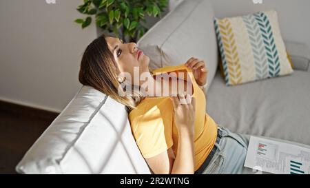 Femme du Moyen-Orient assise sur un canapé transpirant dans la rue Banque D'Images