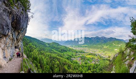 Bad Goisern am Hallstättersee: mur de roche Ewige Wand, vue sur Bad Goisern et la montagne Dachstein (arrière) et la montagne Ramsaugebirge (droite) dans Salzkamme Banque D'Images