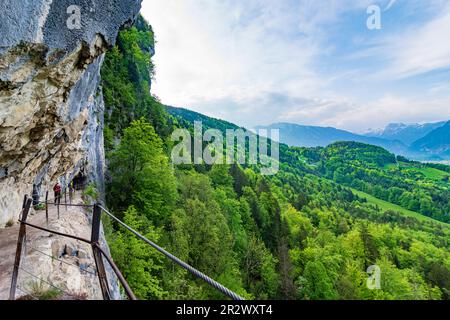 Bad Goisern am Hallstättersee: mur de roche Ewige Wand, vue sur Bad Goisern et la montagne Dachstein (arrière) à Salzkammergut, Oberösterreich, haute-Autriche Banque D'Images