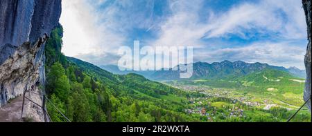 Bad Goisern am Hallstättersee: mur de roche Ewige Wand, vue sur Bad Goisern et la montagne Dachstein (arrière) et la montagne Ramsaugebirge (droite) dans Salzkamme Banque D'Images