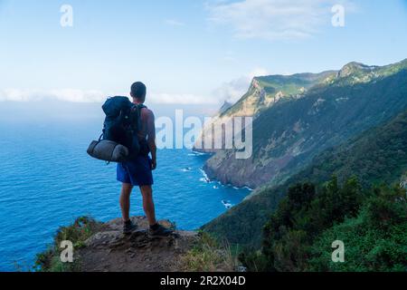Un jeune homme regardant le paysage de Ponta de Sao Lourenco depuis le point de vue en été, Madère. Portugal Banque D'Images