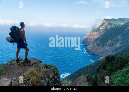 Un jeune homme regardant le paysage de Ponta de Sao Lourenco depuis le point de vue en été, Madère. Portugal Banque D'Images