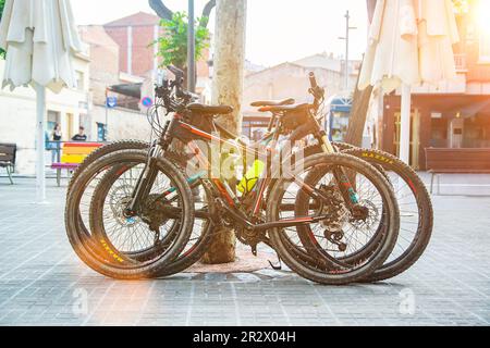 Vélos de montagne garés pendant un itinéraire de voyage en Europe. Banque D'Images
