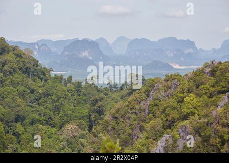 Le majestueux Temple Tiger Cave de Krabi, en Thaïlande, abrite des grottes, un temple, un sentier de randonnée et une vue imprenable Banque D'Images