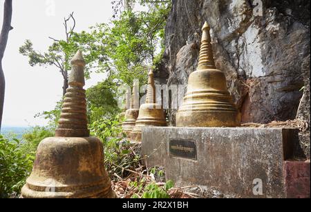 Le majestueux Temple Tiger Cave de Krabi, en Thaïlande, abrite des grottes, un temple, un sentier de randonnée et une vue imprenable Banque D'Images