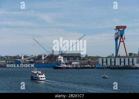 Hafenpanorama eine Personenfähre der Fördeschiffahrt Kiel fährt in Richtung Laboe, im hintergrund die Werftanlagen mit dem Portalkran Banque D'Images