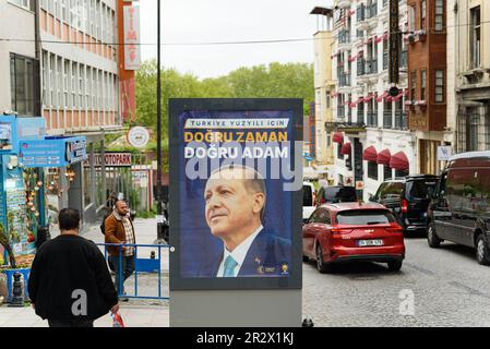Une bannière électorale en faveur du président incingtré turc Recep Tayyip Erdogan est visible sur la place Taksim. Des élections générales en Turquie sont prévues Banque D'Images