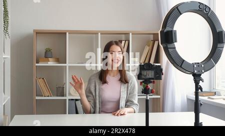 La femme influenceur vlog en streaming enregistre des vidéos Banque D'Images