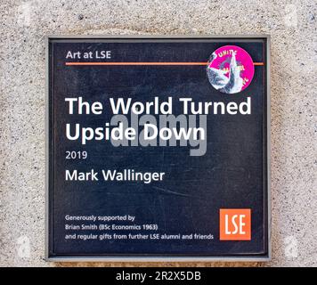 La plaque de Londres pour la sculpture de Mark Wallinger The World s'est retournée devant la London School of Economics Portugal Street Banque D'Images