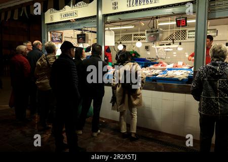 Santa Pola,Alicante, Espagne- 16 mai 2023: Clients achetant du poisson frais dans un marché alimentaire à Santa Pola Banque D'Images