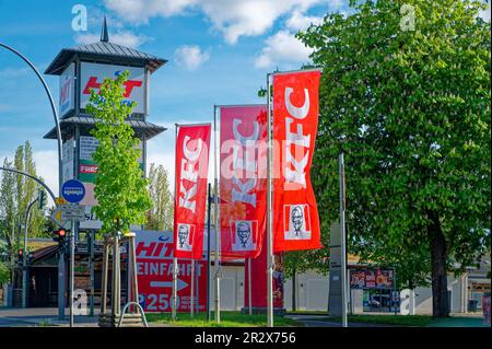 Berlin, Allemagne - 7 mai 2023: Publicité de rue dans un magasin KFC à Berlin, Allemagne. Banque D'Images