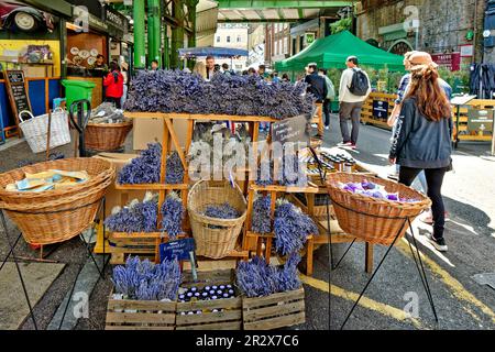 London Southwark Borough Market Vente en gros et au détail de petits pains de lavande à vendre Banque D'Images