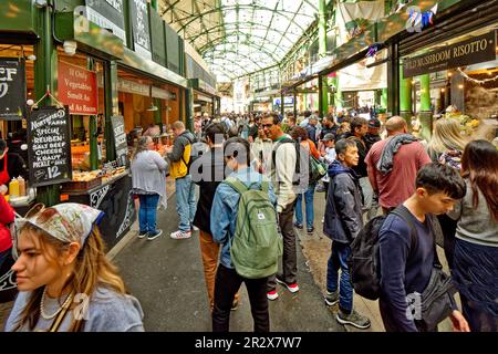 London Southwark Borough Market marché de gros et de détail des lignes de marchés de produits alimentaires spécialisés Banque D'Images