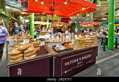 London Southwark Borough Market vente en gros et au détail de la nourriture Oliviers boulangerie stall pain frais et gâteaux Banque D'Images