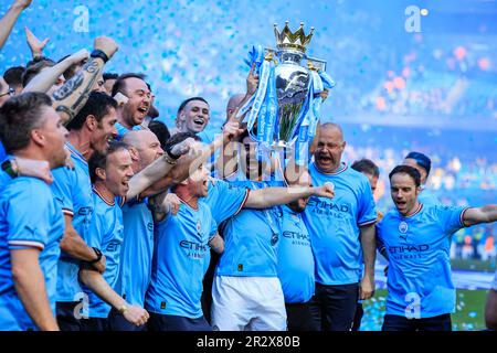 Manchester City lève le trophée 2022/23 Premier League car ils sont couronnés champions pour la troisième année consécutive et un cinquième titre au cours des six dernières années lors du match de Premier League Manchester City vs Chelsea au Etihad Stadium, Manchester, Royaume-Uni, 21st mai 2023 (photo de Conor Molloy/News Images) Banque D'Images