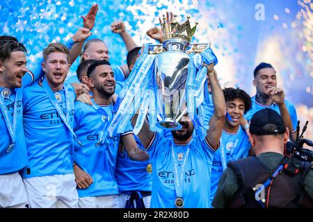 Manchester City lève le trophée 2022/23 Premier League car ils sont couronnés champions pour la troisième année consécutive et un cinquième titre au cours des six dernières années lors du match de Premier League Manchester City vs Chelsea au Etihad Stadium, Manchester, Royaume-Uni, 21st mai 2023 (photo de Conor Molloy/News Images) Banque D'Images