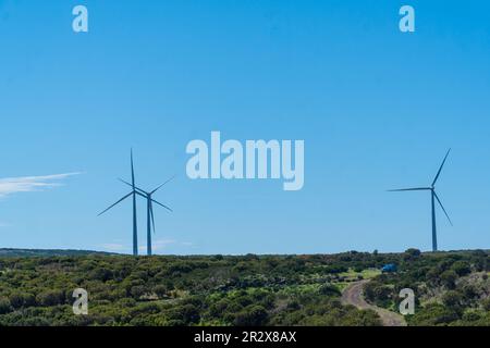 Ferme de moulins à vent - éoliennes - sur le sommet d'une montagne Banque D'Images